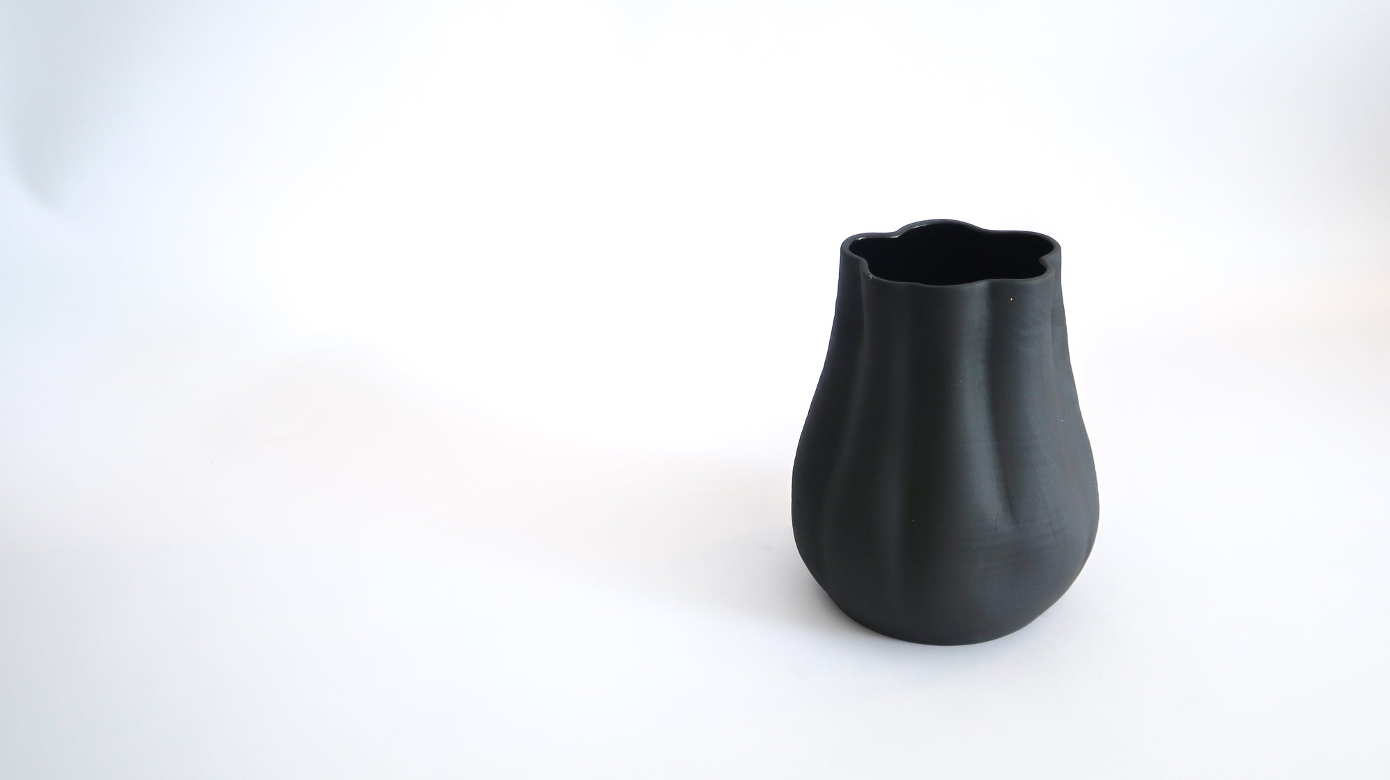 Small Noir Everly Vase