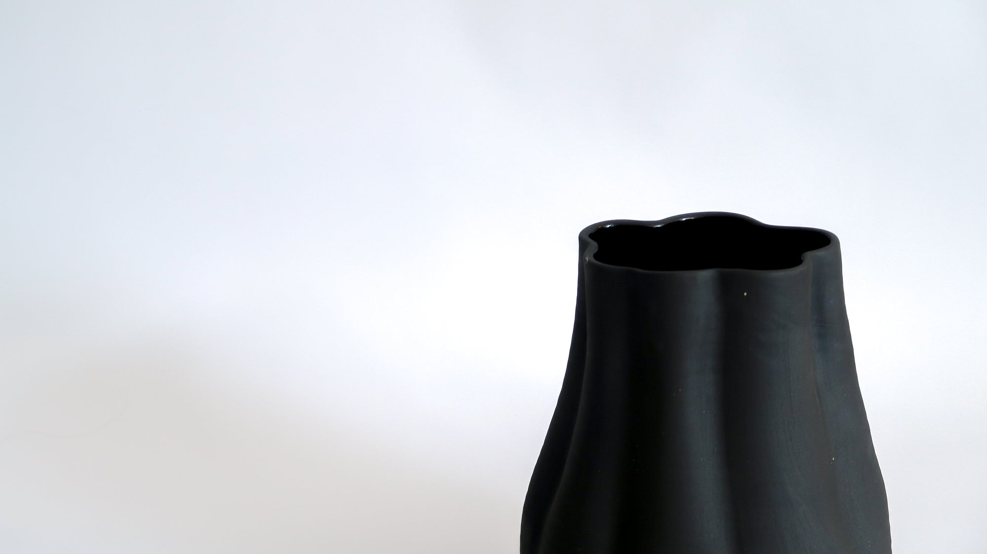 Small Noir Everly Vase